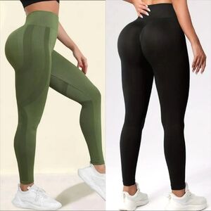 *NEW 2 pair seamless scrunchbutt leggings